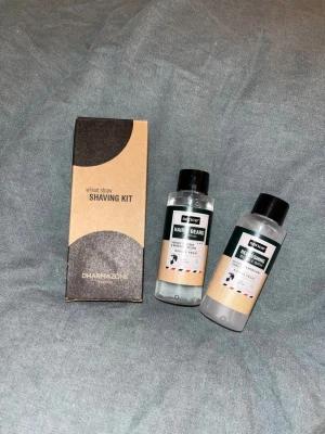 Skönhets kit herr - Ett litet kit för herrar, allt oöppnat- rakningskit med rakhyvel och rakkräm samt två små flaskor med shampoo och bubble bath. 
