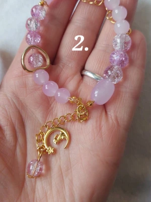 Lila armband med guld detaljer  - Lila färgat armband med guld detaljer ca. 19 - 24 cm. Handgjort av Dalkullans Teskedsringar 