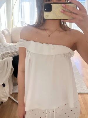 Vit topp från Zara - Vit topp från Zara köpt från sellpy! Därmed är denna redan begagnad och har små defekter så som nopprig på få partier. Prislappen från sellpy är kvar!❣️