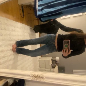 Blå bootcut jeans från Wrangler - Säljer ett par skitsnygga lågmidjade bootcut jeans. Jag är 160 dom är bra i längden! Snygga detaljer på fickorna. Säljer då dem börjar bli lite tighta på mig❣️sista bilden visar hur de satt på mig innan de va för små❣️ min kamera suger därför är bilderna suddiga🥰