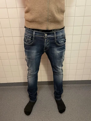 Replay Anbass - Säljer ett par lite schystare Replay Anbass i storlek 30W 32L i fint skick. Vid funderingar så är det bara att höra av sig och priset kan diskuteras vid snabba köp.🤝🙌