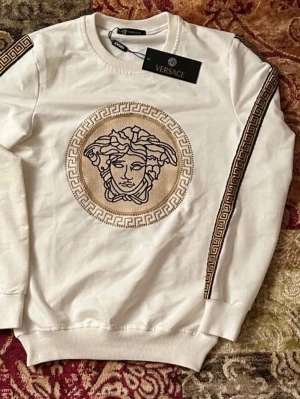 Vit sweatshirt från H&M - Säljer en vit sweatshirt från H&M. Perfekt för dig som gillar exklusiv och stilren design.