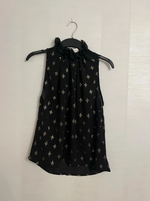 Halterneck topp - Fin mönstrad halterneck topp från hm som man knäpper i fram, storlek 32💓💓