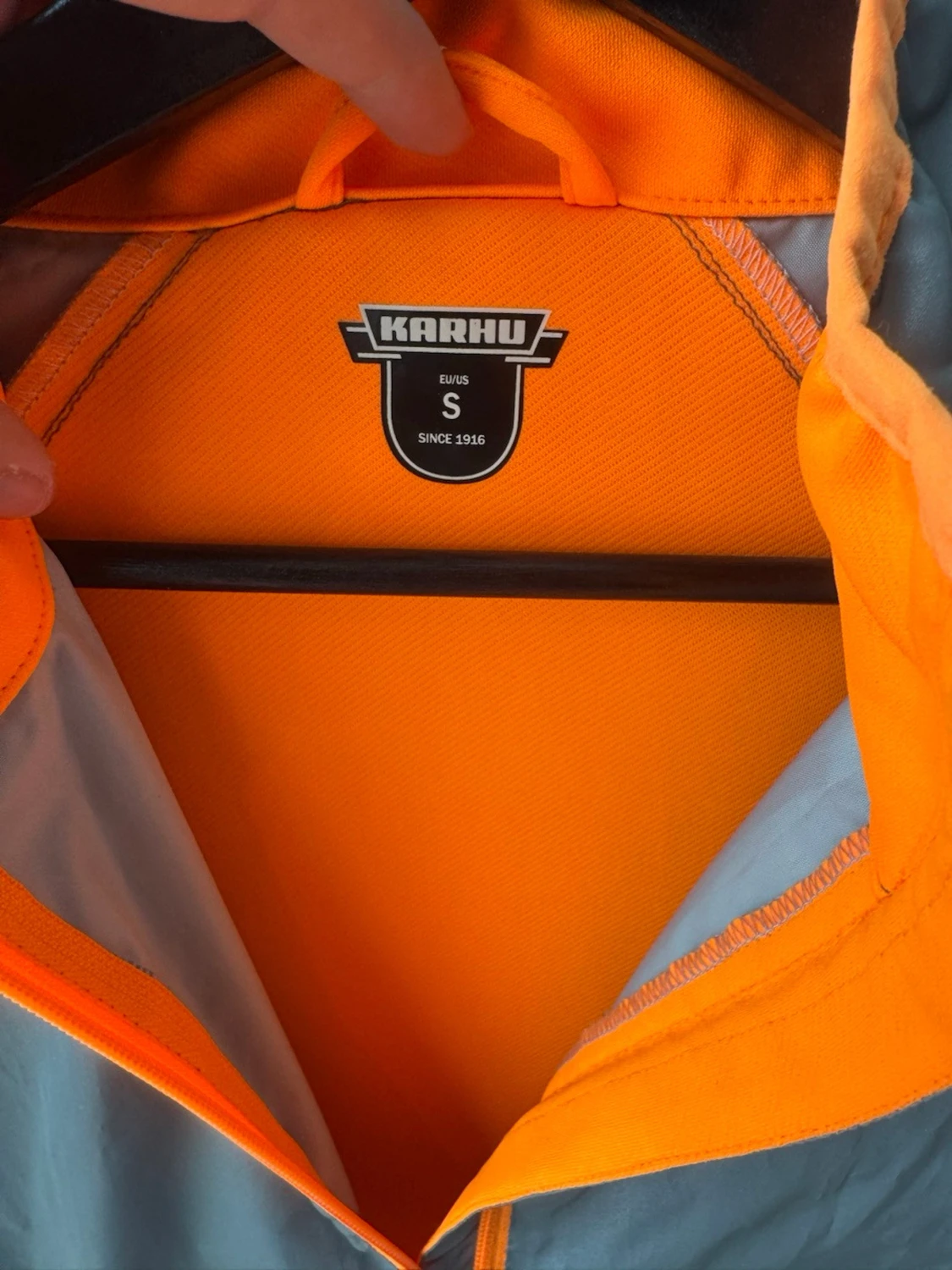 Grå och orange vindjacka från Karhu - 2