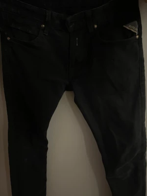 Svarta skinny jeans från Replay - Säljer ett par svarta replay jeans🔥🔥 sorry för dålig bild! Pris kan diskuteras🔥 storlek w28 L32 men det passar lätt dom med 29 30