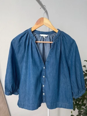 Trendig jeans blus  - Säljer en blå denimblus från H&M, använd en till två gånger, där av säljer jag den! Skriv för frågor 🥰