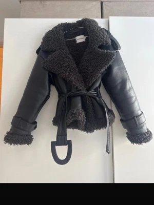 Adoore jacka  - Säljer denna jacka från Adoore i storlek S. Helt slutsåld i storlek S på hemsidan. Använd 2-3 gånger, sedan endast förvarad i min garderob då den upplevs som för stor för mig tyvärr.