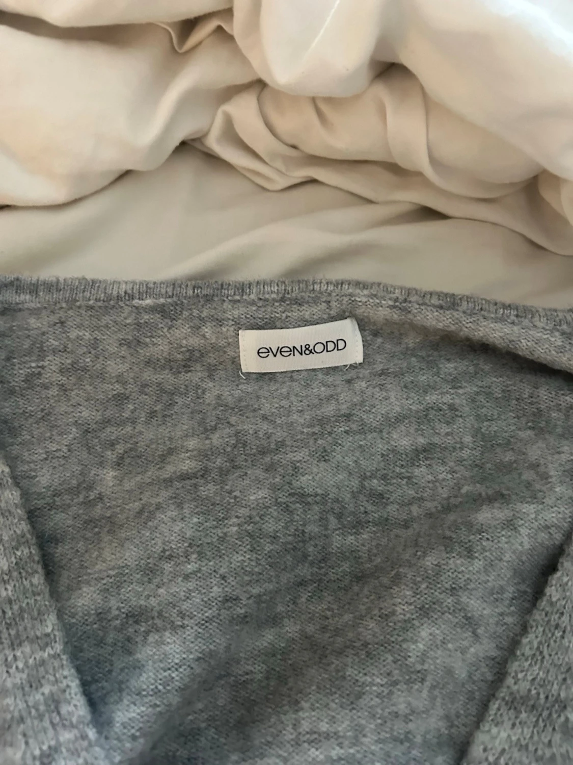 Grå omlottstickad tröja  - 3