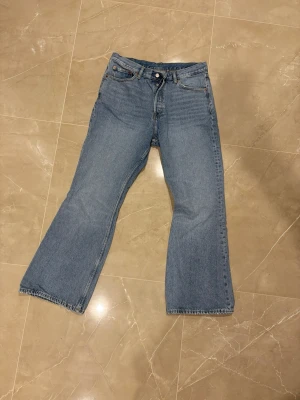 Blåa bootcut jeans från dr denim - Tjena! Säljer ett par bootcut jeans från dr denim. Dem har passform 31x32 och har lite heelbite. Dem är rätt så sköna och passar bra. 