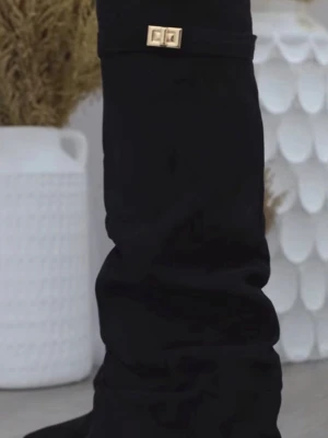 SÖKER  - Söker ett par svarta slouchy stövlar i storlek 40 gärna i Stockholm men funkar nån annan stans om du kan frakta💕kontakta gärna mig om du säljer ett par 