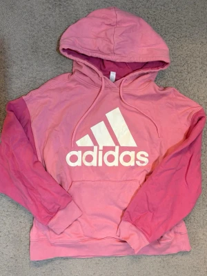 Adidas vintage hoodie storlek S - Vintage rosa Adidas hoodie i mycket fint skick💕💕