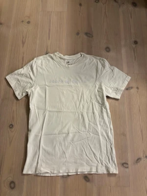  Nike Air t-shirt  - Snygg vit t-shirt från Nike Air med diskret tryck på bröstet. Klassisk rund halsringning och korta ärmar. Tillverkad i mjuk bomull som känns skön mot huden. Perfekt för en avslappnad och sportig stil.