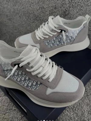 Gråvita Dior b25 - Helt nya       mycket bra kvalité    Storlek 42.    