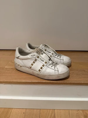 Valentino Garavani - vit - size 38 - Säljer nu dessa jätte fina Valentino opens i färgen vit i storlek 38! Ingen Box ingår. De är i bra skick men väl omhändertagna, alla nitar kvar!🩷perfekt du inför våren och sommaren om du vill vara lite extra🤩. Pris går att diskutera vid snabb affär och vid fler frågor är det bara att skriva💕. MVH VMresell