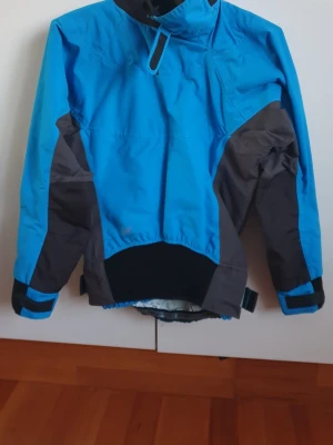 NY Hiko paddeljacka stl S dam - Oanvänd avancerad paddeljacka.  Stl dam S.  Neopren i krage och ärmslut Dubbel midja för kapellet