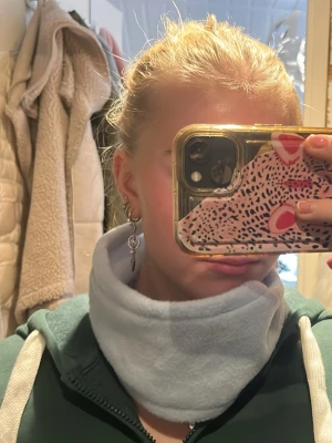 Ljusblå buff #07🩵 - Superfin mjuk ljusblå buff! Perfekt till afterski och skidresan! Lite mindre än de andra buffarna 🩵 Postar snabbt så oroa dig inte över att den ej ska hinna komma🫰 Egensydd så är inte helt perfekt 🩵  