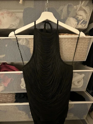 Snygg trådig topp - Så himla snygg! Men köpte för stor storlek så endast testad, helt ny med lappen kvar! Nypris 299kr