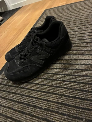 New Balance skor herr - Fina New Balance skor i strl 44. De är använda men väl omskötta. Tecken på användning finns men inga skador eller liknande, riktigt fint skick! Pris kan diskuteras. 