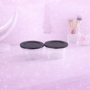  2st små transparenta burkar med grått lock – Gott skick! - 2st små transparenta plastburkar med grått lock, använda ett fåtal gånger. Några repor finns (se sista bilderna), men de är fortfarande i gott skick! Perfekta för sallad, sås eller andra matförvaringsbehov. Troligen från ICA. FÖRST TILL KVARN!