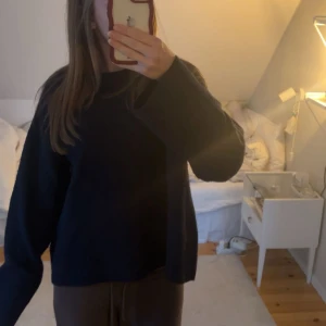 Mörkblå oversized stickad tröja - Mysig mörkblå stickad tröja med oversized passform och långa ärmar. Tröjan har en enkel design utan några detaljer eller mönster, perfekt för en avslappnad och trendig look. Storlek 158/164 tycker att den passar xs-s, hör gärna av om du har frågor! Endast använd ett par gånger, säljs ej längre.