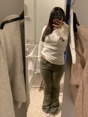 Vit ribbad långärmad tröja 157 - Säljer en vit långärmad tröja från 157 i storlek M. Tröjan har en ribbad, texturerad yta och sitter figurnära. Perfekt att styla med jeans eller kjol för en trendig look.