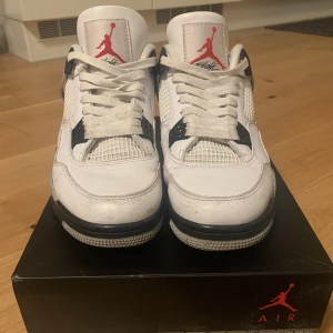 Jordan 4 White Cement - Säljer eftersom de är för små,  Storlek 45, lite trasiga på sidan