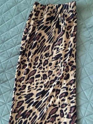 Leopardmönstrad långkjol - Långkjol med leopardmönster. Kjolen har elastisk midja och är i ett mjukt, följsamt material som ger en snygg siluett. Köpt här på plick 