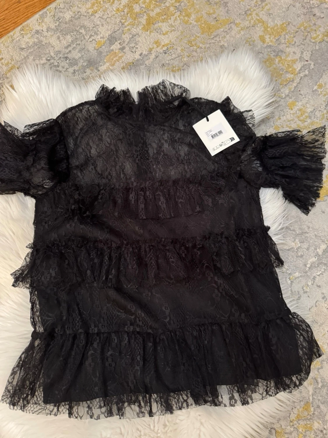 Svart spetsblus med volanger - 5