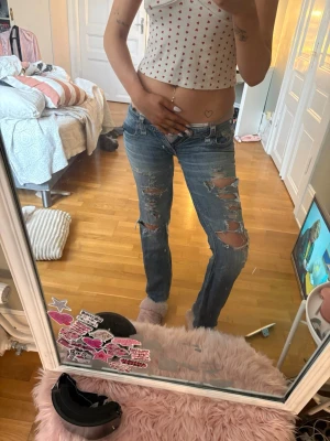 Lågmidjade jeans med hål - Säljer mina favorit jeans med många hål i, då dem är lite för små för mig tyvärr. Är 170cm lång, köpta här på plick och då var de lite nedsydda så ni vet! Skulle säga de passar mest s/xs. Super lowwaist 🥰