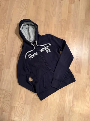 Abericrombie zip - Riktigt fin zip tröja ifrån Abericrombie & fitch. Storleken på tröjan är L men passar bättre till folk i S. Tröjan har inga skavanker och vid frågor om bilder eller liknande är det bara att fråga på😃💛