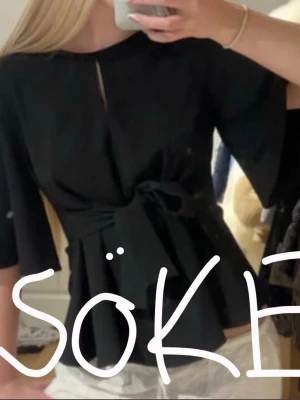 Svart omlottblus med knytband - -zara. -storlek s-m