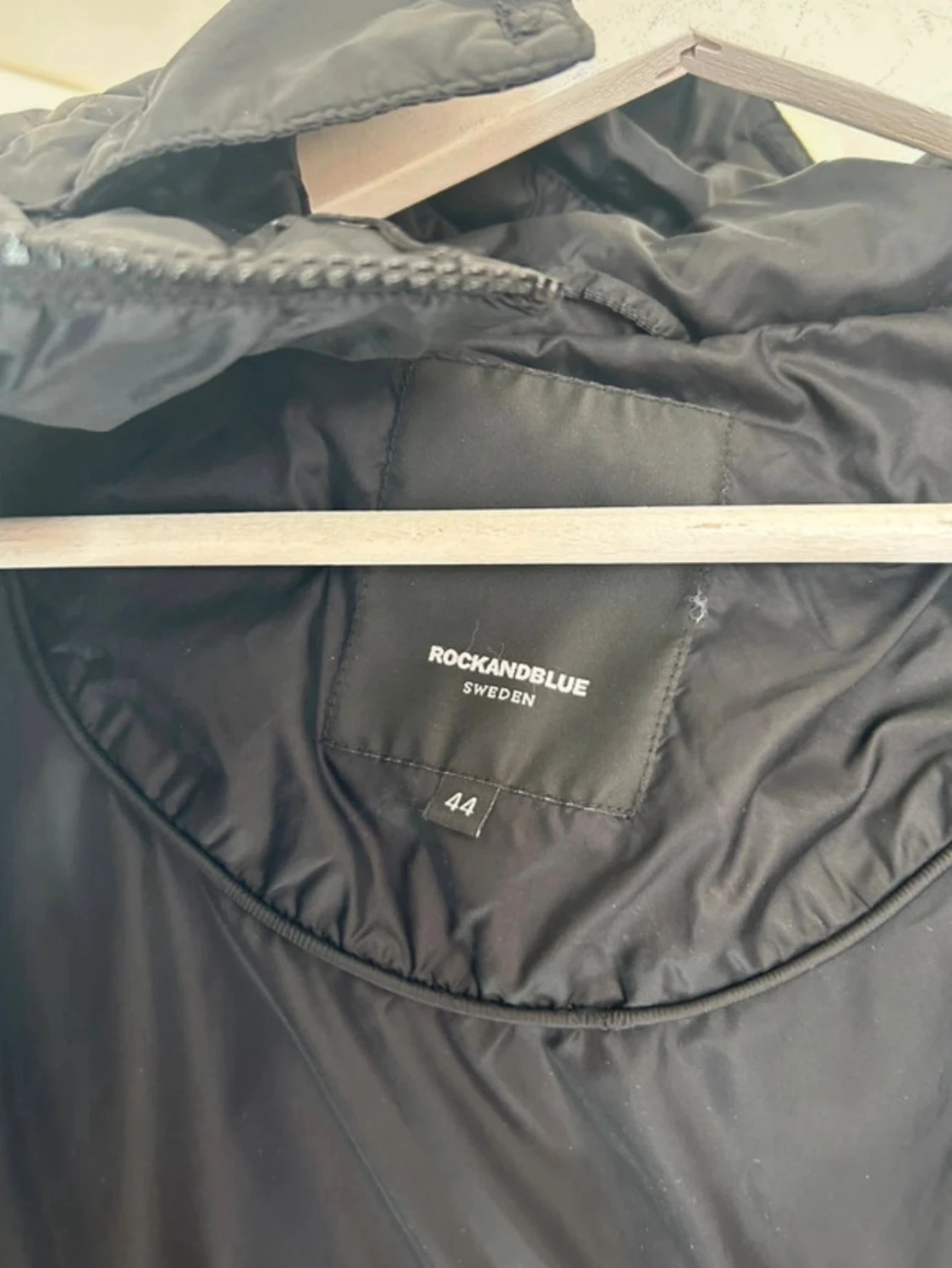 Svart kort pufferjacka med huva - 4