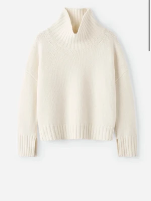 Vit polotröja i stickat material - Superfin tröja från soft goat🫶🏼 Tyvärr för liten därför säljer jag. Lätt att matcha med! Inga defekter❤️ Hör av er för mer bilder eller frågor🫶🏼