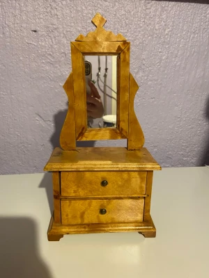 Vintage smyckeskrin - mini sminkbord - Fint vintage skrin med spegel i trä 