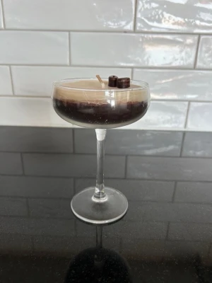 Espresso doftljus - Espresso Dream ☕️ Ett doftljus som både luktar och ser ut som en espresso martini.🍸 Brinntiden är över 16 timmar. Den enda defekten gäller bara estetiska skäl, därav påverkas inte produktens användning i sig. Finns att hämta upp på ProCivitas Privata Gymnasium Södermalm, Tullgårdsgatan 12, om man inte vill betala frakt! Original pris: 129 kronor