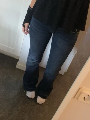 Mörkblå bootcut jeans - Snygga mörkblå jeans med bootcut passform. Jeansen är low waist och köpte för 699 kr. Säljer pga att det är för stora. 