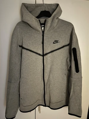 Nike Tech Fleece  - Säljer en snygg Nike Tech Fleece i riktigt bra skick 9.5/10. Köptes för 1400kr på Nike’s hemsida och säljes för 699kr. Hör av er vid minsta fråga eller fundering!