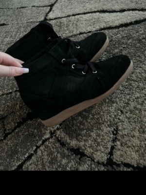 New pavement wedges - Original price 170€. Size eu40 but fits better size 39. Not used once. The heel height is 5cm