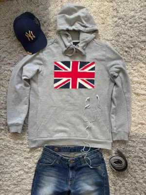 Remade Hoodie  - Björn Borg hoodie med unik custom-design 🇬🇧✨  Säljer en riktigt snygg Björn Borg-hoodie i storlek L och i mycket fint skick. Jag har gjort om den genom att sy fast en Storbritanniens flagga från insidan.  Det har lagts ner både tid, energi och noggrannhet för att få ett snyggt och hållbart resultat. Hoodien är enkel att matcha och passar till vad som helst. En stilren och bekväm hoodie som fungerar året runt.  Märke: Björn Borg Storlek: L Mycket bra skick Unik custom-design med sydd flagga Endast