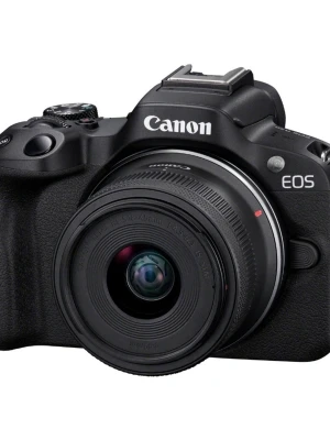 Canon R50 - Canon EOS systemkamera i svart med tillhörande objektiv, batteri, laddare, axelrem och kabel. Kameran har en robust design i plast och metall, tydliga reglage och klassisk Canon-logga. Perfekt för dig som vill ta snygga bilder och video.