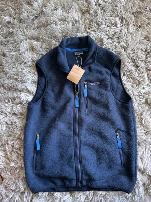 Helt ny Patagonia väst - Säljer denna helt nya Patagonia väst för att jag inte behöver den. Helt ny endast testad. Storlek S skulle säga att den passar runt 180. Perfekt för sommarkvällar☀️hör av er vid minsta lilla, pris kan diskuteras!!👌