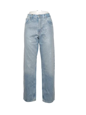 Ljusblå Rhinestone raka jeans  - Unika ljusblå jeans med raka ben och rhinestones över hela framsidan. Klassisk femficksmodell med hög midja och avslappnad passform. Perfekta för dig som vill sticka ut med din denimstil.