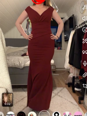 Bardot pleat maxi dress från bubbleroom  - Elegant vinröd långklänning med v-ringad hals och figurnära passform. Klänningen har breda axelband och en lätt utsvängd nederdel som ger en snygg siluett. Perfekt för speciella tillfällen när du vill känna dig extra fin! Nypris 999kr lappen är kvar då jag valde en annan klänning. Perfekt för mig som är 178 med ballerinaskor 