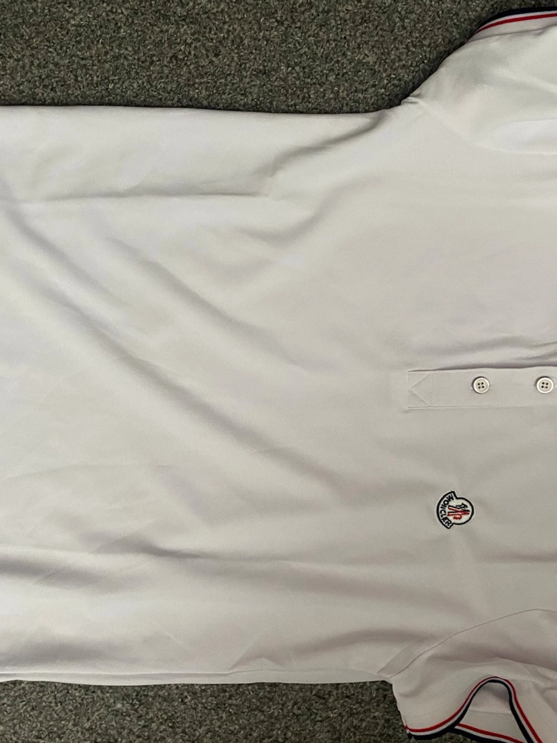 Vit pikétopp med rödblå detaljer