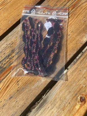 Handgjort armband - Ett handgjort armband i rosa och svart, perfekt för dig som vill ha lite mer färg på dig utan att det syns för mycket. Skriv för fler frågor🤍