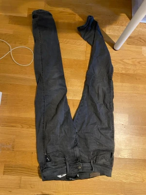 Replay jeans - Säljer ett par svarta skinny jeans från replay. Jeansen har klassisk femficksdesign, dragkedjegylf och är tillverkade i bomull med lite stretch för skön passform. Perfekta till en avslappnad streetstil. Storlek w29 L32