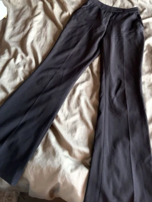 Världens snyggaste kostymbyxor från Zara  - Otroliga kostymbyxor från Zara, högmidjade bootcut. Strl xs var i strl 34/36 när dom passade mig. Mina favoriter men nu för små. Dom är ganska långa är 163cm lång så har trampat ner dom lite men blir som nya om man lägger upp dom.