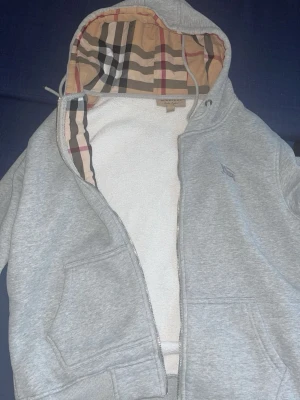 Grå zip hoodie från Burberry - M storlek men Passar L, pris kan diskuteras.