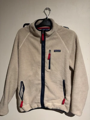  Patagonia fleece  - Säljer denna fleece som har blivit lite mindre när jag tvätta den, skulle säga att de är en stlr M nu.
