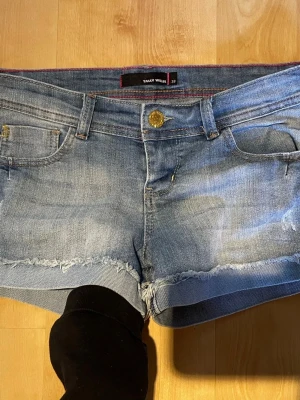 Tally weji lågmidjade jeans short - Lågmidjade jeans från tally weji. Midjemått: ca 40 cm